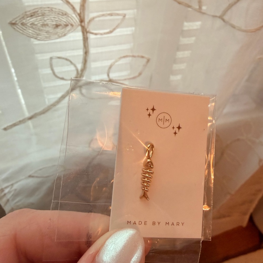 Fishbone Charm - Picture 4 of 6